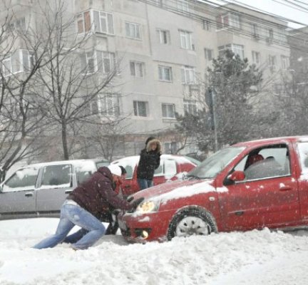Poliţiştii de frontieră au intervenit pentru deszăpezirea a două autoturisme